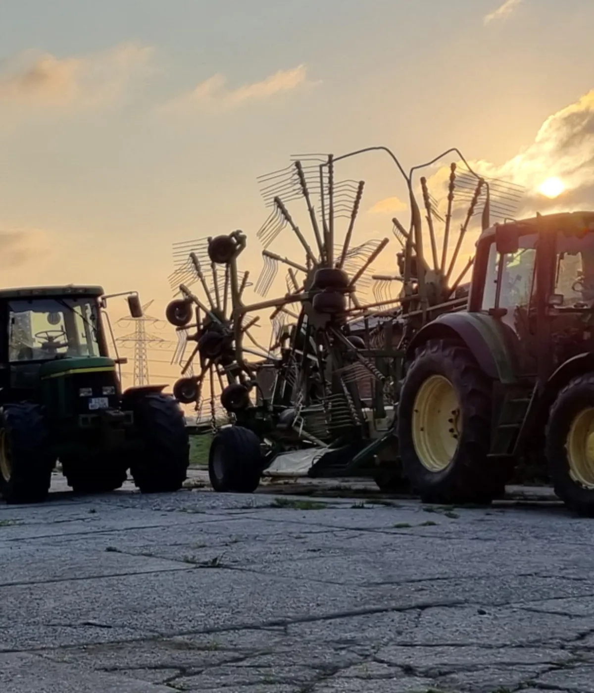 Maschinen von Lohnunternehmen Struve bei Abendlicht