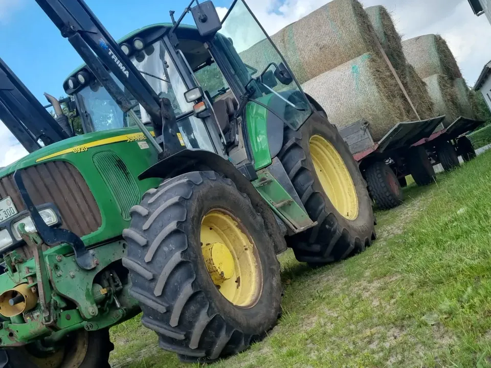 Traktor mit Ballenanhänger von Lohnunternehmen Struve