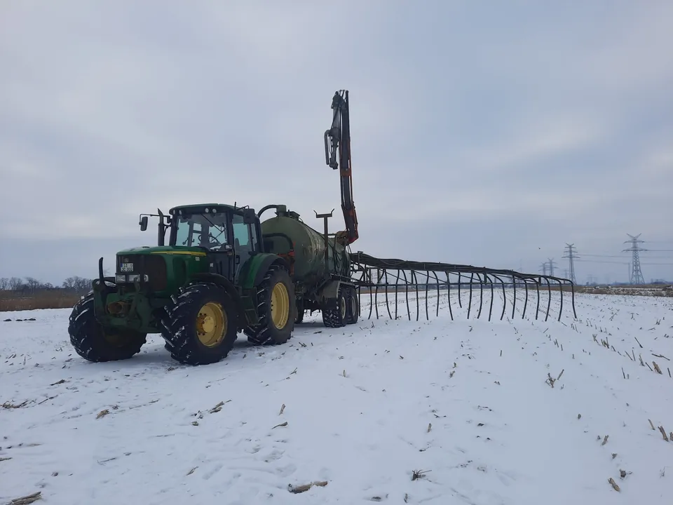 Güllefass von Lohnunternehmen Struve im Einsatz auf winterlichem Feld