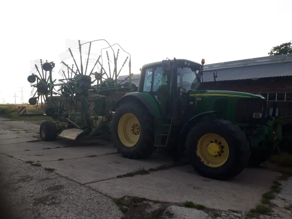 Schwader von Lohnunternehmen Struve im Einsatz